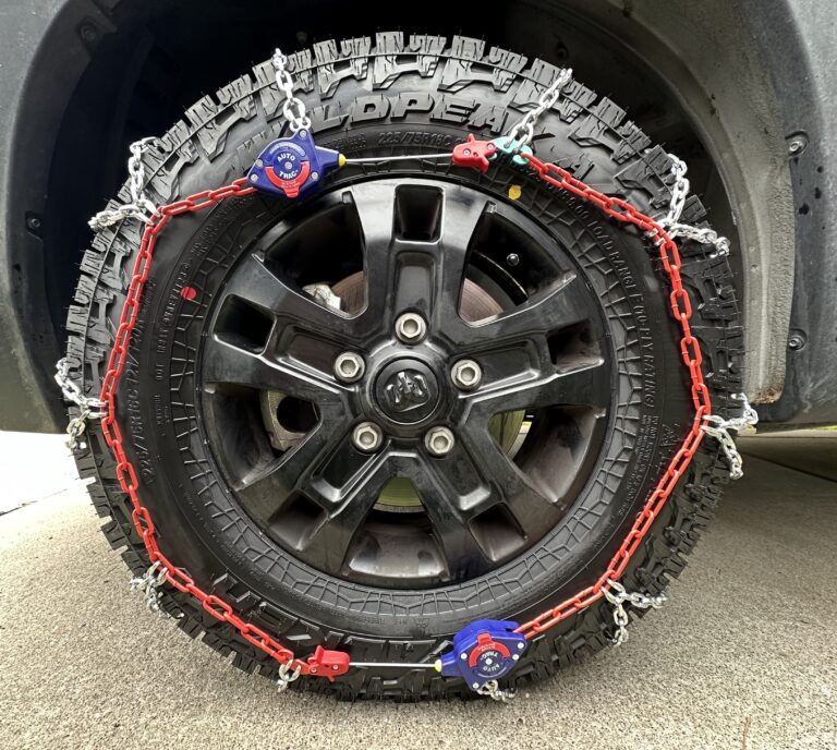 side view of the chains on the tire